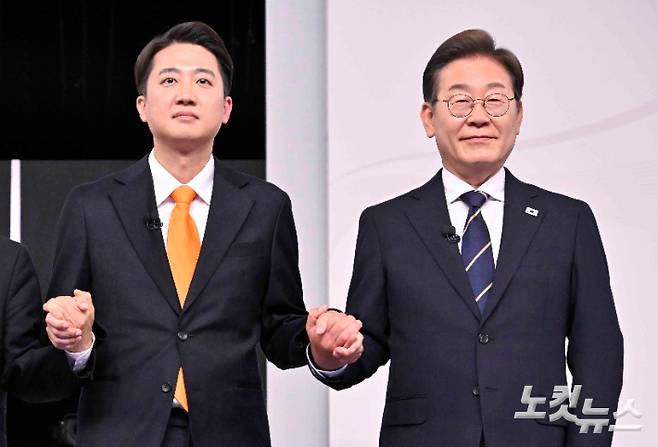 18일 서울 마포구 SBS프리즘타워에서 열린 중앙선거방송토론위원회 주관 제21대 대통령선거 후보자토론회에서 각 정당 대선 후보들이 선전을 다짐하고 있다. 왼쪽부터 개혁신당 이준석, 더불어민주당 이재명 대선후보. 국회사진취재단