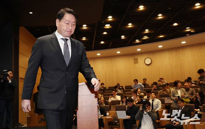 최태원 SK그룹 회장이 지난 7일 오전 서울 중구 SK텔레콤 T타워 SUPEX홀에서 SK텔레콤의 해킹 사고와 관련해 대국민 사과 후 이동하고 있다. 류영주 기자