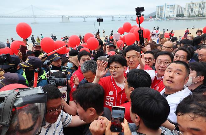 한동훈 전 국민의힘 대표가 20일 오후 부산 수영구 광안리해수욕장을 찾아 취재진 질문에 답하고 있다. 한 전 대표는 공식선거운동 이후 이날 첫 현장유세에 나섰다. 연합뉴스