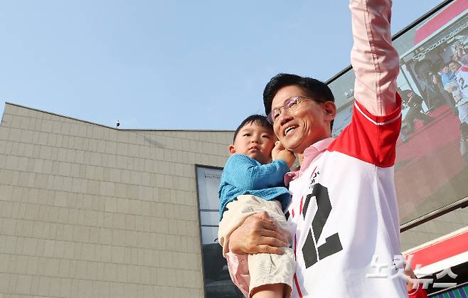 김문수 국민의힘 대선후보가 20일 오후 경기 하남시 스타필드 하남 앞에 마련된 유세 현장으로 이동하며 한 어린이를 안고 단상으로 향하고 있다. 황진환 기자