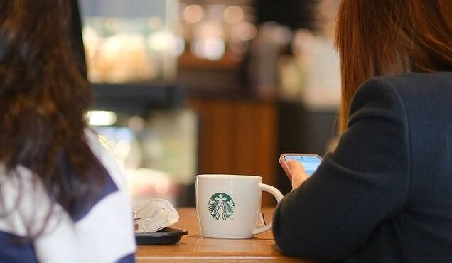 스타벅스가 올 9월1일~내년 9월30일 분만예정일인 모든 임산부를 대상으로 ‘히어로 프로그램’ 신청 시 음료 쿠폰 2매를 제공한다. 연합뉴스