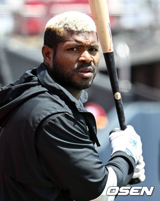 [OSEN=수원, 조은정 기자]4일 오후 수원 KT위즈파크에서 ‘2025 신한 SOL Bank KBO리그’ KT 위즈와 키움 히어로즈의 경기가 열린다.이날 경기에 홈팀 KT는 쿠에바스, 원정팀 키움은 김선기를 선발로 내세웠다.키움 푸이그가 훈련을 하고 있다. 2025.05.04 /cej@osen.co.kr