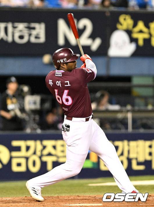 [OSEN=잠실, 이대선 기자] 14일 오후 서울 잠실야구장에서 2025 신한 SOL Bank KBO리그 LG 트윈스와 키움 히어로즈의 경기가 열렸다.LG는 송승기, 키움은 로젠버그를 선발 투수로 내세웠다.5회말 2사 1루에서 키움 푸이그가 중전안타를 치고 있다. 2025.05.14 /sunday@osen.co.kr