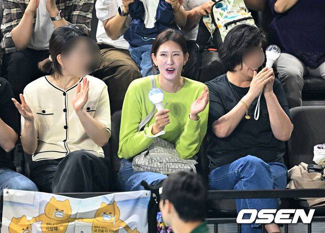 오늘은 코트 아닌 관중석에서 '팬 모드'