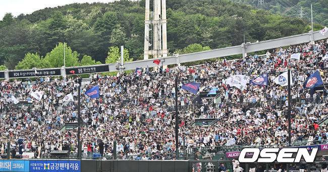 [OSEN=부산, 이석우 기자] 5일 부산 사직야구장에서 2025 신한 SOL 뱅크 KBO 리그 롯데 자이언츠와 SSG 랜더스의 경기가 열렸다. 홈팀 롯데는 이민석, 방문팀 SSG는 화이트가 선발 출전했다.롯데 자이언츠 팬들이 1루 관중석을 가득 메우고 응원을 하고 있다. 2025.05.05 / foto0307@osen.co.kr
