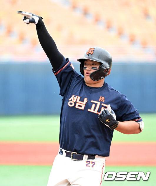 [OSEN=목동, 이대선 기자] 19일 서울 목동야구장에서 제79회 황금사자기 전국고교야구대회 겸 주말리그 왕중왕전 결승 유신고등학교와 성남고등학교의 경기가 열렸다.홍석무 감독이 이끄는 유신고는 2022년 청룡기 우승 이후 3년 만에, 박혁 감독이 이끄는 성남고는 2016년 대통령배 준우승 이후 9년 만에 전국대회 결승에 올랐다. 유신고는 황금사자기에서 2019년 이후 두 번째 우승에 도전하며, 성남고는 55년 만의 우승을 노린다.3회초 무사에서 성남고 이동욱이 안타를 치고 환호하고 있다. 2025.05.19 /sunday@osen.co.kr