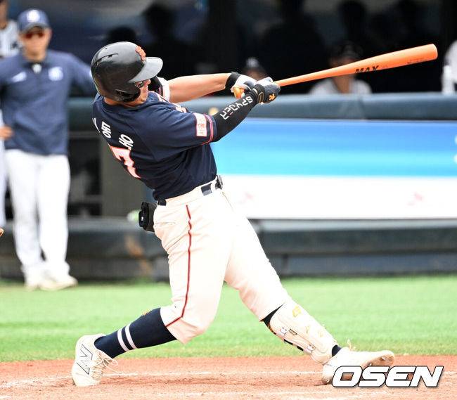 [OSEN=목동, 이대선 기자] 19일 서울 목동야구장에서 제79회 황금사자기 전국고교야구대회 겸 주말리그 왕중왕전 결승 유신고등학교와 성남고등학교의 경기가 열렸다.홍석무 감독이 이끄는 유신고는 2022년 청룡기 우승 이후 3년 만에, 박혁 감독이 이끄는 성남고는 2016년 대통령배 준우승 이후 9년 만에 전국대회 결승에 올랐다. 유신고는 황금사자기에서 2019년 이후 두 번째 우승에 도전하며, 성남고는 55년 만의 우승을 노린다.3회초 무사에서 성남고 이동욱이 안타를 치고 있다. 2025.05.19 /sunday@osen.co.kr