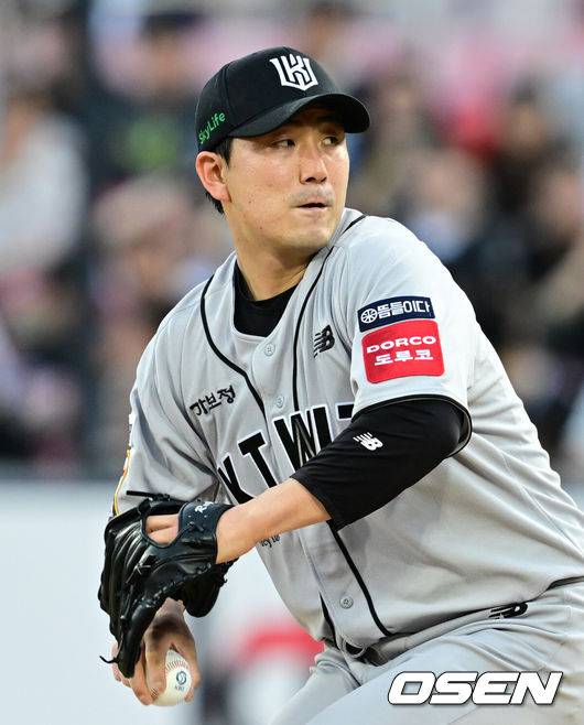 [OSEN=수원, 조은정 기자]20일 오후 수원 KT위즈파크에서 2025 신한 SOL Bank KBO리그 KT 위즈와 KIA 타이거즈의 경기가 열렸다.이날 홈팀 KT는 조이현을, 방문팀 KIA는 윤영철을 선발투수로 내세웠다.2회초 KT 선발 조이현이 역투하고 있다. 2025.05.20 /cej@osen.co.kr