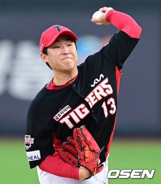 [OSEN=수원, 조은정 기자]20일 오후 수원 KT위즈파크에서 2025 신한 SOL Bank KBO리그 KT 위즈와 KIA 타이거즈의 경기가 열렸다.이날 홈팀 KT는 조이현을, 방문팀 KIA는 윤영철을 선발투수로 내세웠다.1회말 KIA 선발 윤영철이 역투하고 있다. 2025.05.20 /cej@osen.co.kr