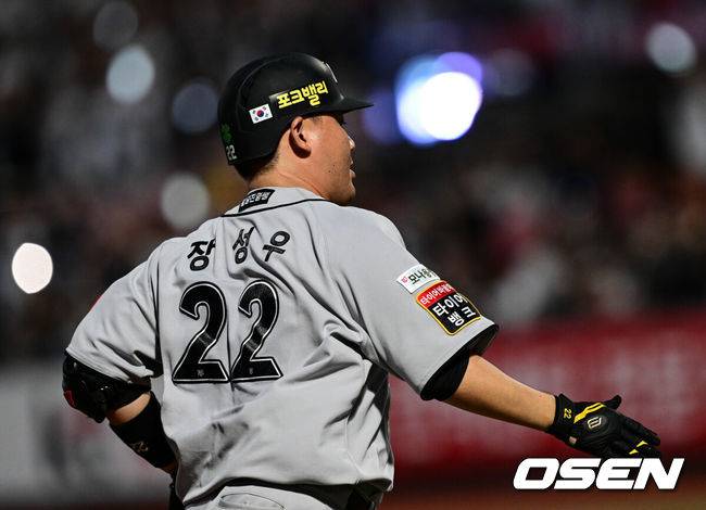 [OSEN=수원, 조은정 기자]20일 오후 수원 KT위즈파크에서 2025 신한 SOL Bank KBO리그 KT 위즈와 KIA 타이거즈의 경기가 열렸다.이날 홈팀 KT는 조이현을, 방문팀 KIA는 윤영철을 선발투수로 내세웠다.5회말 1사 1루 KT 장성우가 앞서가는 좌월 투런 홈런을 날린 뒤 베이스를 돌고 있다. 2025.05.20 /cej@osen.co.kr