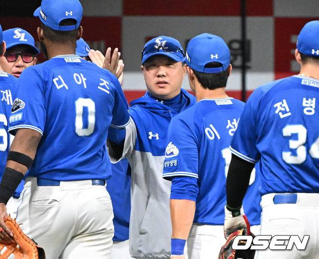 [OSEN=고척, 이대선 기자] 프로야구 삼성 라이온즈가 9회 극적인 결승홈런이 터지며 3연패에서 탈출했다.&nbsp;삼성은 20일 서울 고척스카이돔에서 열린 ‘2025 신한은행 SOL Bank KBO리그’ 키움 히어로즈와의 경기에서 연장 11회까지 가는 혈투 끝에 6-3으로 승리하고 3연패를 끊었다.경기 종료 후 삼성 박진만 감독이 선수들과 승리의 기쁨을 나누고 있다. 2025.05.20 /sunday@osen.co.kr