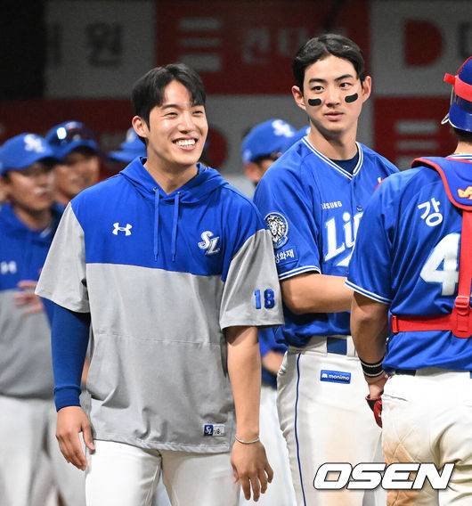 [OSEN=고척, 이대선 기자] 프로야구 삼성 라이온즈가 9회 극적인 결승홈런이 터지며 3연패에서 탈출했다.&nbsp;삼성은 20일 서울 고척스카이돔에서 열린 ‘2025 신한은행 SOL Bank KBO리그’ 키움 히어로즈와의 경기에서 연장 11회까지 가는 혈투 끝에 6-3으로 승리하고 3연패를 끊었다.경기 종료 후 삼성 원태인이 동료들과 승리의 기쁨을 나누고 있다. 2025.05.20 /sunday@osen.co.kr