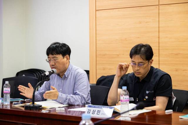▲지난 15일 열린 '새 정부 경제정책 방향에 대한 정책제언 포럼'에 토론자로 참석한 박종식 한국노동연구원 연구위원과 김상민 금속노조 정책실장. ⓒ노동과세계
