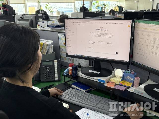 ▲광주광역시 대변인실 주무관이 ChatGPT를 활용하여 광주AI대변인을 시연하고 있다.ⓒ광주광역시