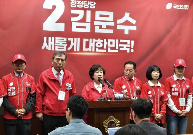 ▲국민의힘 전북자치도당이 20일 "민주당이 노골적인 사법부 길들이기에 나서는 등 법치의 뿌리를 흔들고 있다"며 "이런 행태가 바로 '사법 쿠데타'이다"고 맹비난했다. 사진은 5월 12일 국민의힘 전북도당 대선 출정 및 공약 발표 회견 모습. ⓒ조배숙 의원 페이스북