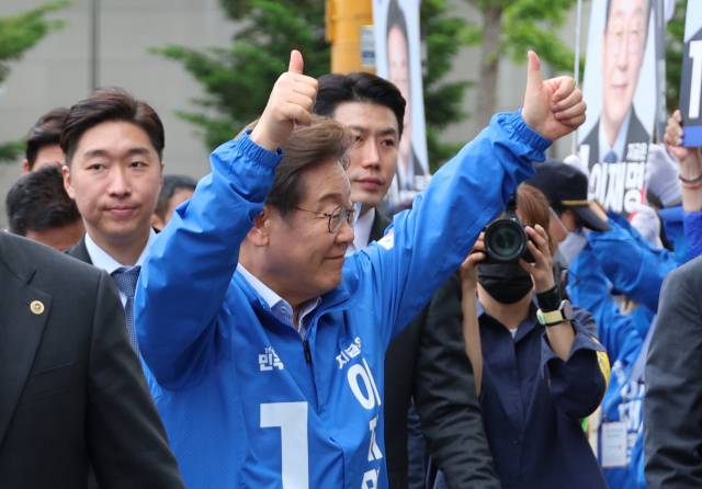 ▲더불어민주당 이재명 대선 후보가 20일 경기 파주시 금릉역 중앙광장에서 열린 유세에서 시민들에게 인사하고 있다. ⓒ연합뉴스