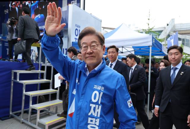 ▲더불어민주당 이재명 대선 후보가 20일 경기 파주시 금릉역 중앙광장에서 열린 유세에서 시민들에게 인사하고 있다. ⓒ연합뉴스