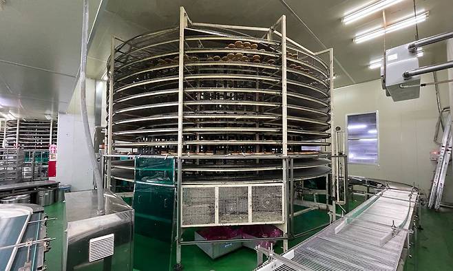 19일 오전 3시께 경기 시흥시에 위치한 SPC삼립 시화공장에서 윤활 작업 중이던 50대 여성 근로자 A씨가 컨베이어 벨트에 끼여 숨지는 사고가 났다. 사진은 사고가 난 기계의 모습. 시흥소방서 제공