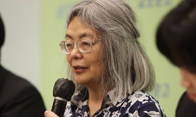 소설가 다와다 요코가 19일 서울 종로구 교보빌딩에서 열린 기자간담회에서 취재진의&nbsp;질문에 답하고 있다. 연합뉴스