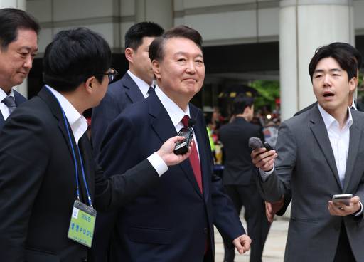 윤석열 전 대통령이 19일 서울중앙지법에서 열린 내란 사건 4차 공판을 마친 뒤 법정을 나서고 있다. 뉴스1