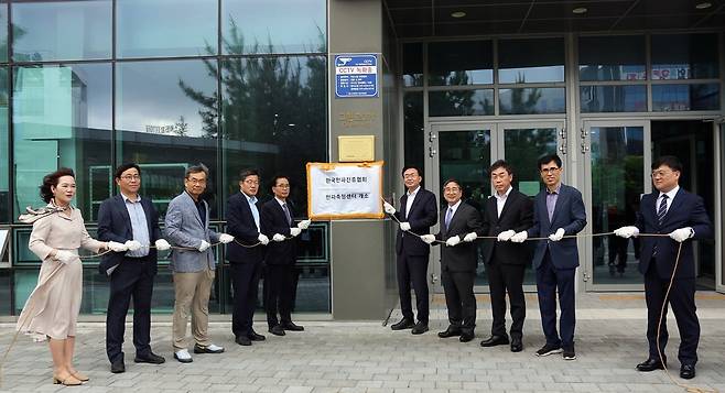 나주시가 한국전파진흥협회와 빛가람 혁신도시 에너지밸리기업개발원에서 호남권 전파측정센터 개소식을 가졌다.&nbsp;이번 전파측정센터 개소는 인천,&nbsp;대전,&nbsp;대구,&nbsp;부산광역시에 이어 전국 다섯 번째이며 기초지자체 단위에선 나주시가 처음이다. 나주시 제공