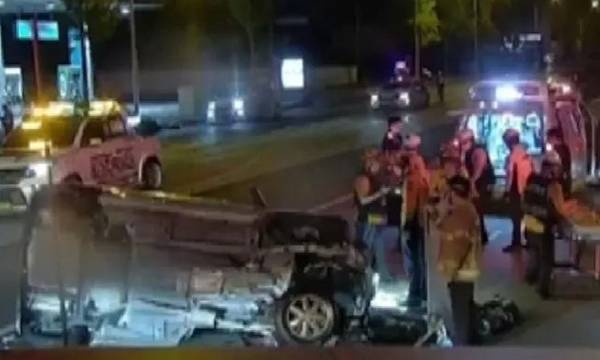 2024년 6월 27일 전북 전주시 덕진구 여의동 호남제일문 사거리에서 포르쉐 음주운전 차량과 부딪힌 스파크 차량이 뒤집히는 사고가 나 119 구급대가 환자들을 이송하고 있다. 전북소방본부 제공