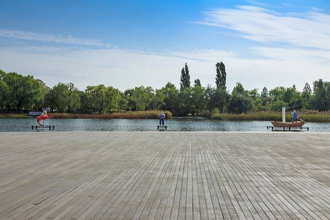 서울 마포구 월드컵공원 내 수변 데크에서 시민들이 여유로운 시간을 보내고 있다. 하늘공원, 평화의공원 등과 함께 도심 속 대표적인 녹지 휴식 공간으로 손꼽힌다. 게티이미지뱅크