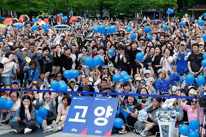 20일 경기 고양시 일산문화광장에서 열린 더불어민주당 이재명 대선 후보의 집중유세에서 시민들이 환호하고 있다.&nbsp; &nbsp;&nbsp;공동취재