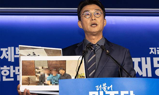 노종면 더불어민주당 선거대책위위 지난 19일 서울 여의도 더불어민주당사에서 기자회견을 열고 지귀연 서울중앙지법 부장판사 룸살롱 출입 증거 사진을 공개하고 있다. 뉴스1