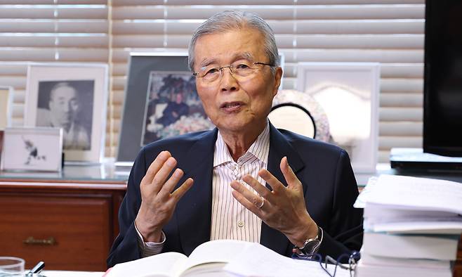 김종인 대한발전전략연구원 이사장이 지난 14일 서울 광화문 연구실에서 “불평등과 분열을 해소해서 국민통합을 이뤄내는 것, 그게 지금 대한민국의 시대정신”이라고 말하고 있다. 남정탁 기자