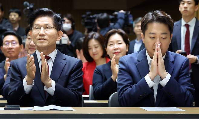 김문수 국민의힘 대선 후보(왼쪽),&nbsp;이준석 개혁신당 대선 후보가 지난 19일 서울 중구 서울시청에서 열린 '약자와 동행하는 서울' 토론회에 참석해 박수를 치고 있다. 뉴시스