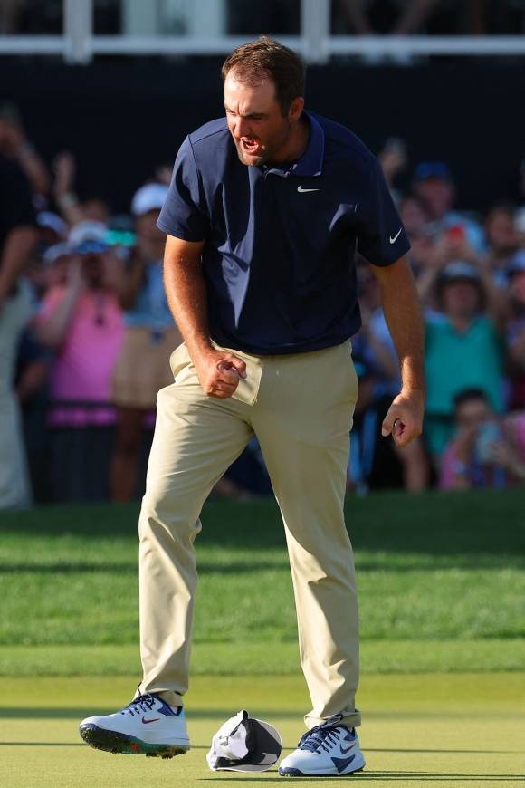 스코티 셰플러가 19일(한국시간) 미국 노스캐롤라이나주 샬럿의 퀘일할로클럽에서 열린 미국프로골프협회(PGA) 챔피언십 최종 4라운드에서 우승이 확정되자 주먹을 불끈 쥐며 포효하고 있다. 샬럿 AFP 연합뉴스