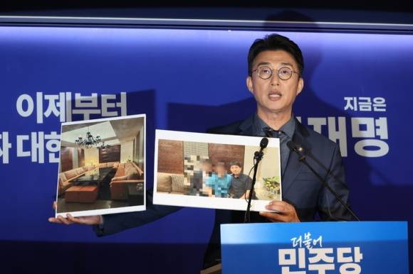 더불어민주당 노종면 선대위 대변인이 19일 서울 여의도 당사에서 “윤석열 전 대통령의 내란 혐의 사건 재판장인 지귀연 서울중앙지법 부장판사가 유흥업소에서 접대받았다”라는 의혹을 제기하며 관련 사진을 공개하고 있다. 연합뉴스