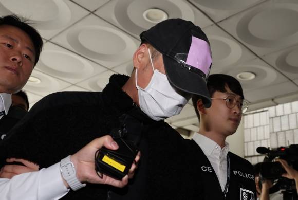 축구 국가대표팀 주장 손흥민의 아이를 임신했다고 주장하며 20대 여성 양모씨와 함께 손흥민으로부터 돈을 뜯어내려 한 40대 남성 용모씨가 17일 구속 전 피의자 심문(영장실질심사)을 받기 위해 서울 서초구 서울중앙지법에 들어서고 있다. 2025.5.17 연합뉴스