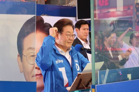 주먹 쥔 이재명 후보 - 이재명 더불어민주당 대선 후보가 19일 서울 마포구 KT&G 상상마당 인근에서 열린 유세에서 방탄유리 내부 속 지지호소를 하고 있다. (공동취재) 2025.5.19/뉴스1