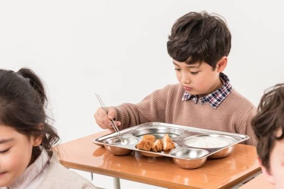 (사건과 무관) 식판에 담긴 밥을 먹는 아이 이미지. 아이클릭아트