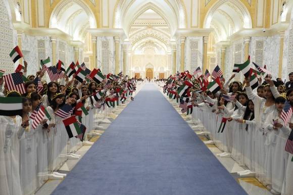 도널드 트럼프 대통령이 15일(현지시간) 미국 대통령으로는 17년 만에 아랍에미리트(UAE)를 방문한 가운데, 현지 어린이들이 아부다비의 카사르 알 와탄 대통령궁에서 트럼프 대통령을 맞이할 준비를 하고 있다. 2025.5.15 아부다비 AP 연합뉴스