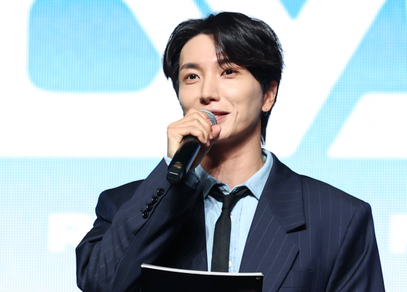 슈퍼주니어 이특이 19일 오전 서울 용산구 블루스퀘어에서 열린 라이즈 첫 정규 앨범 ‘오디세이(ODYSSEY)’ 발매 기념 쇼케이스에서 진행을 하고 있다. 2025.5.19 뉴스1