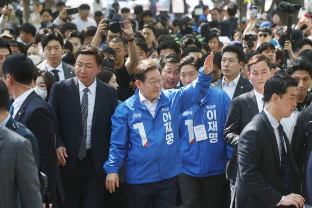 이재명 더불어민주당 대선 후보가 공식 선거운동 시작일인 12일 경기 화성시 동탄 센트럴파크에서 'K-반도체' 동탄 집중유세를 하고 있다. 화성=오승현 기자 2025.05.12
