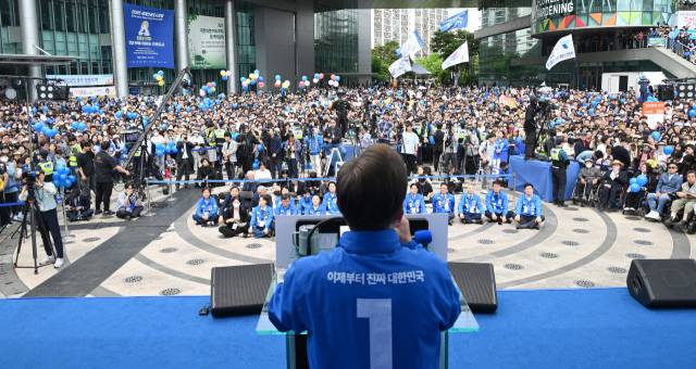 광주시민들이 17일 광주 서구 김대중컨벤션센터 광장에 운집해 이재명 더불어민주당 후보의 유세를 보고 있다. 광주=오승현 기자 2025.05.17
