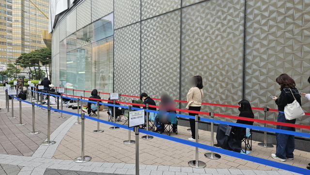 P 초청 행사 ‘더 프라이빗(The Private) 데이’가 열리는 19일 서울 송파구 롯데 에비뉴엘 잠실점에서 고객들이 샤넬 매장에 가기 위해 줄을 서고 있다