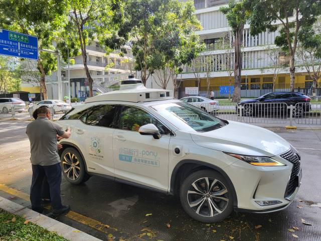 중국 포니AI가 선전시에서 운영하는 무인 로보택시가 승객을 태우기 위해 갓길에 서 있다. 선전=심기문 기자