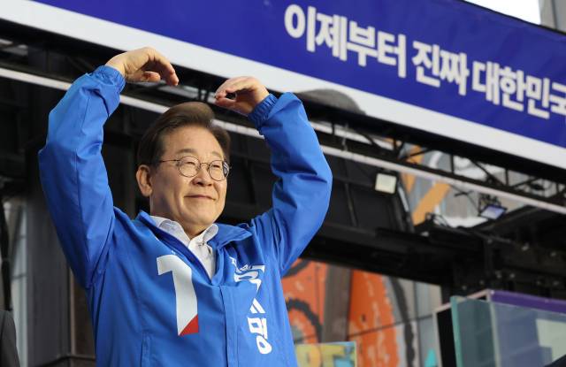 이재명 더불어민주당 대선 후보가 19일 서울 마포구 홍대거리에서 방탄유리가 설치된 유세차량에 올라 지지를 호소하고 있다. 오승현 기자