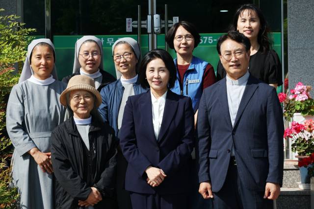 이재명 더불어민주당 대선 후보의 배우자 김혜경(앞줄 가운데) 여사가 14일 오후 광주 남구 봉선동 사회복지시설인 소화자매원에서 조영대 신부 등과 기념 사진을 찍고 있다. 연합뉴스