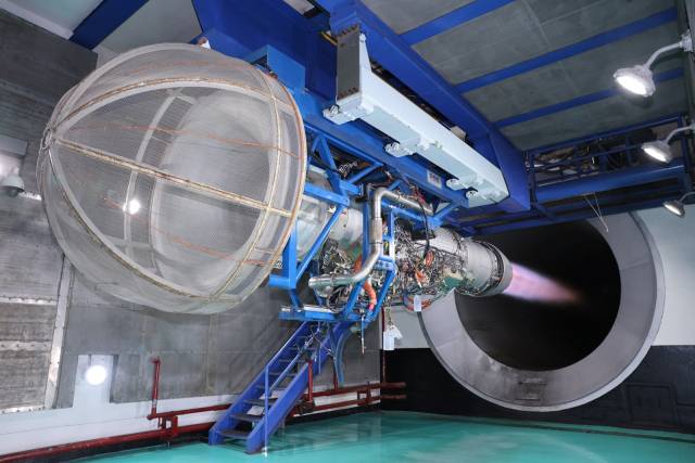 한화에어로스페이스 창원1사업장에서 생산한 1만호 엔진 'F404'의 테스트를 진행하고 있다. 사진제공=한화에어로스페이스