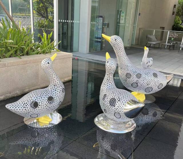 대형 조각 특별전에 출품된 양태근의 ‘오리가족(2025)’. 사진 제공=PLAS