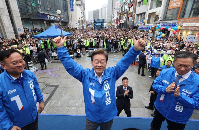 이재명 더불어민주당 대선 후보가 제21대 대통령선거 재외국민투표가 시작된 20일 경기 의정부시 태조이성계상 앞에서 지지를 호소하고 있다. 의정부=오승현 기자