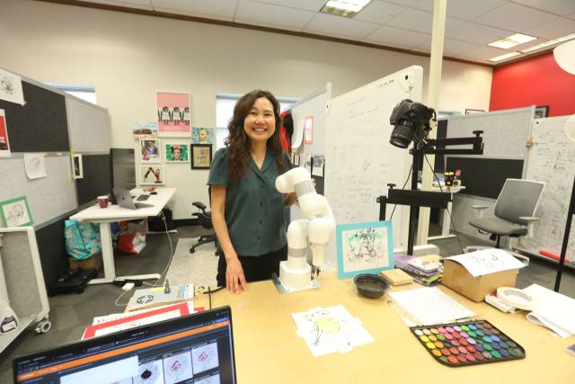 인공지능(AI) 로봇 페인팅 시스템인 ‘프리다(FRIDA)’를 개발한 오혜진 카네기멜런대 교수. 사진 제공=오혜진 교수