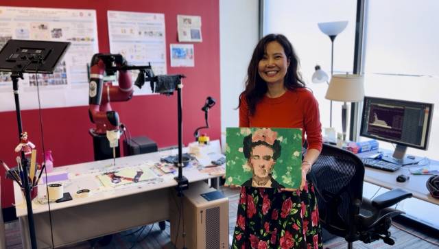 인공지능(AI) 로봇 페인팅 시스템인 ‘프리다(FRIDA)’를 개발한 오혜진 카네기멜런대 교수가 멕시코의 초현실주의 화가 프리다 칼로의 작품을 소개하고 있다. 사진 제공=오혜진 교수