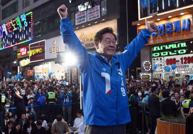 이재명 더불어민주당 대선 후보가 제21대 대통령선거 재외국민투표가 시작된 20일 경기 김포시 구래역 문화의 거리에서 지지를 호소하고 있다. 김포=오승현 기자